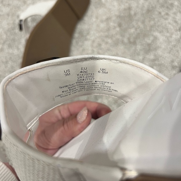 Elegant White Sandals with Tortoise Accent - Picture 3 of 3